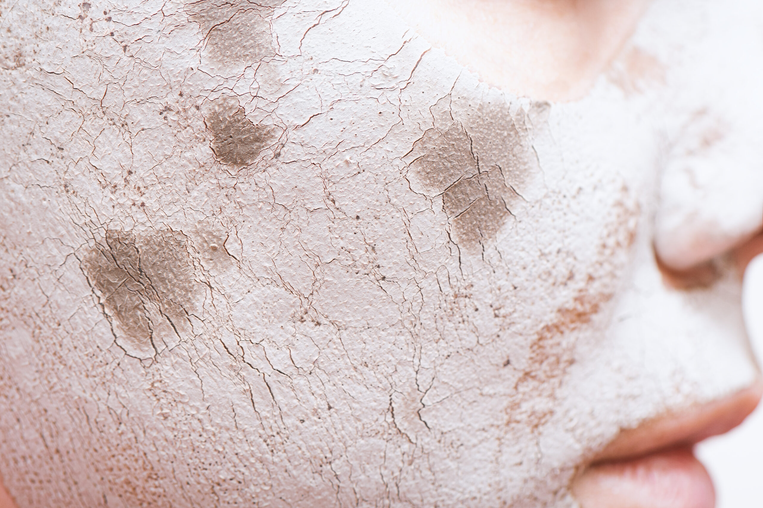 yeoseong eolgul e keullei peisyeol maseukeuleul dadseubnida scaled