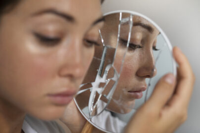 jajongam i naj eun jeolm eun yeoseong ui chosanghwaga son e deulgo geoul eul bogo issda