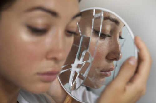 jajongam i naj eun jeolm eun yeoseong ui chosanghwaga son e deulgo geoul eul bogo issda